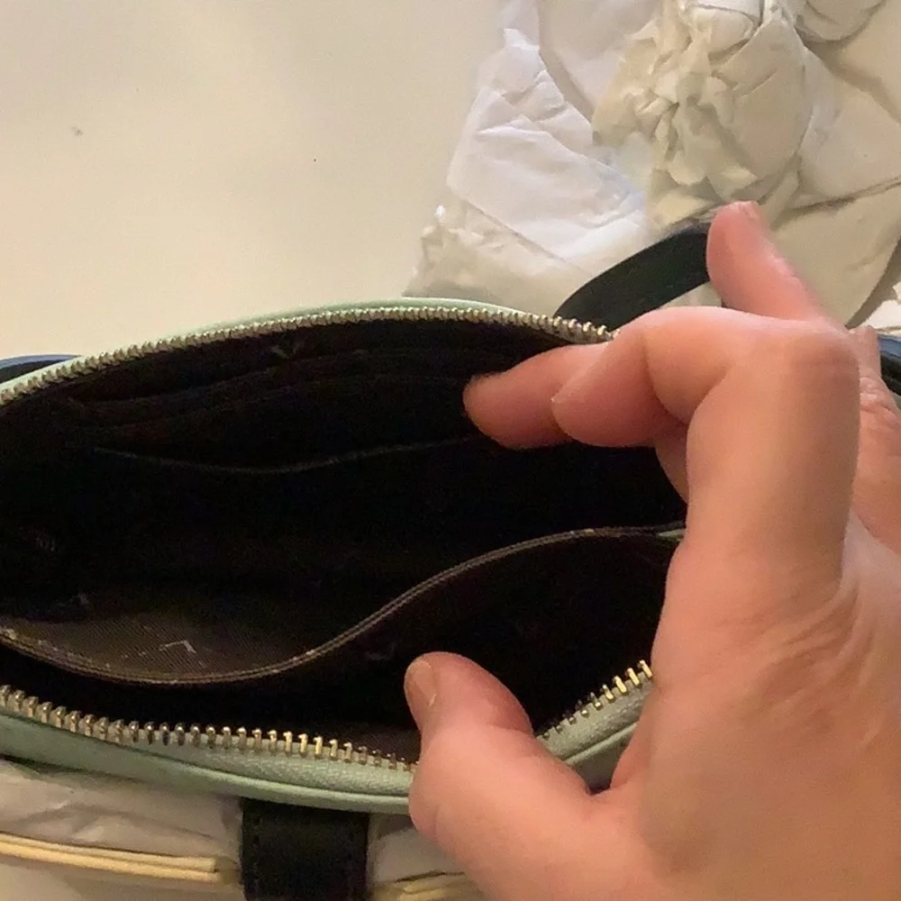 NWT Vince Camuto adorable leather crossbody. - Picture 5 of 6